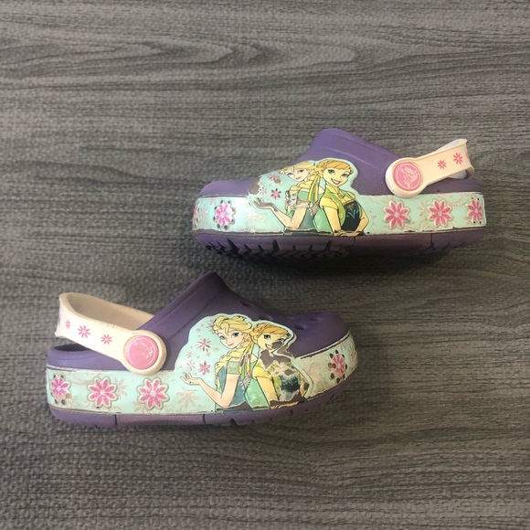 elsa light up crocs